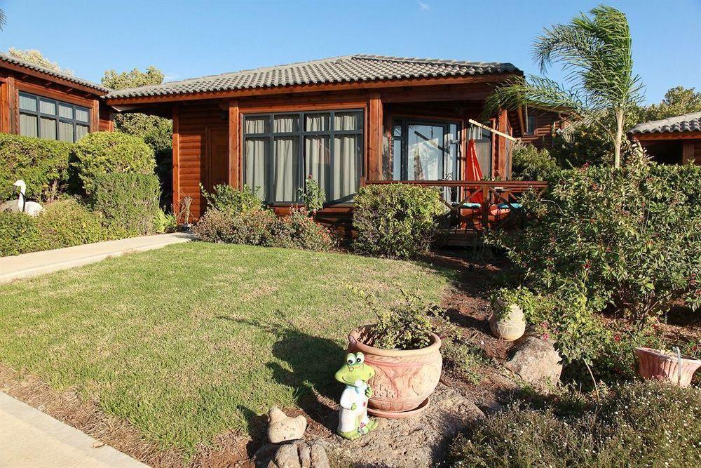 Between Water And Sky Neot Golan Exterior foto